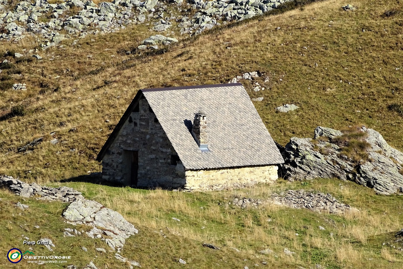 43 Zoom sulla baita Pianadei (2097 m) nel vallone tra Arete e Valegino.JPG